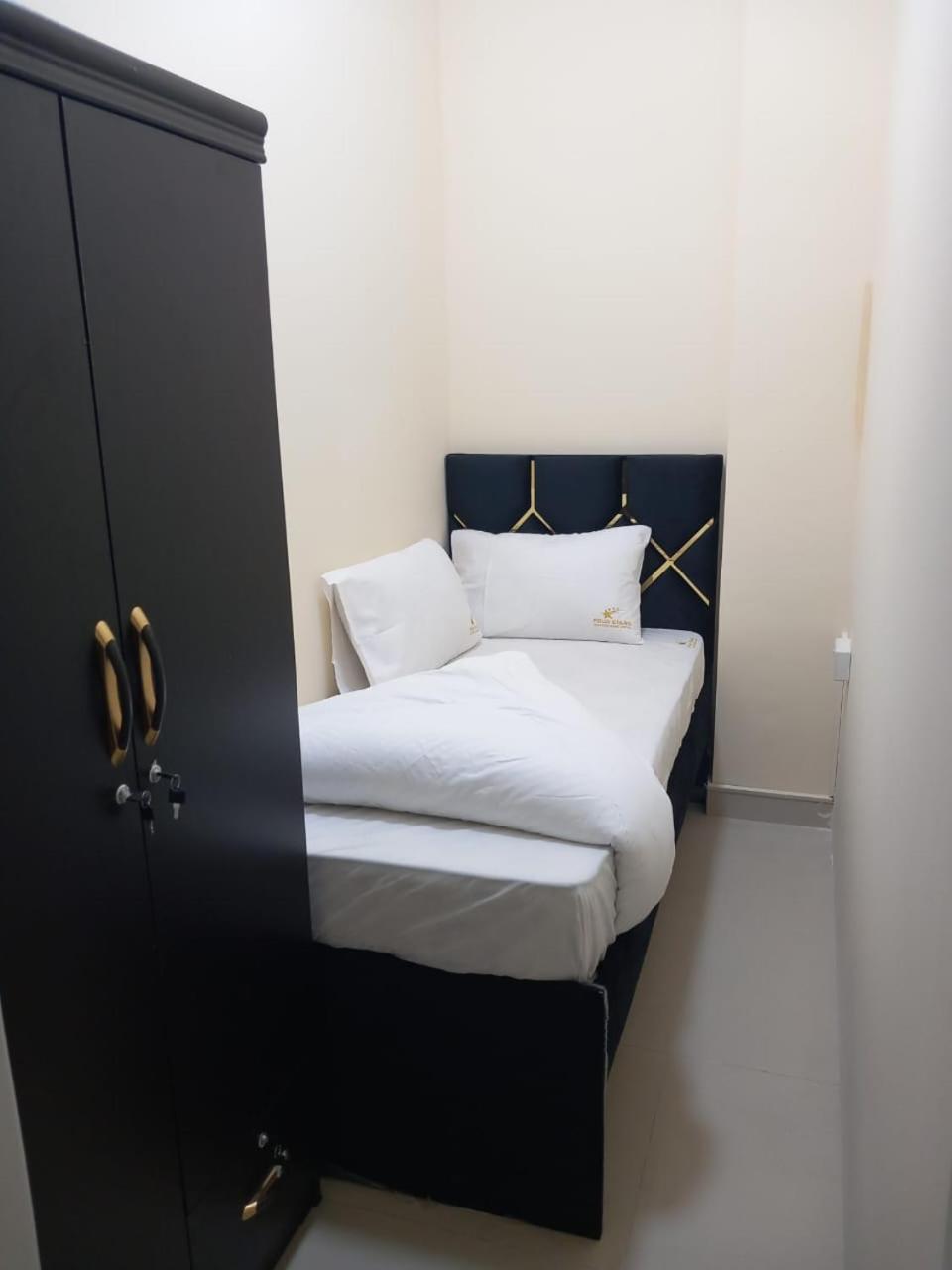 Four Stars Hostel Dubai Buitenkant foto